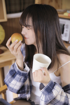 双手攀上两团少女峰